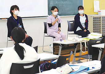 卒業生からのプレゼンテーション（3年次）