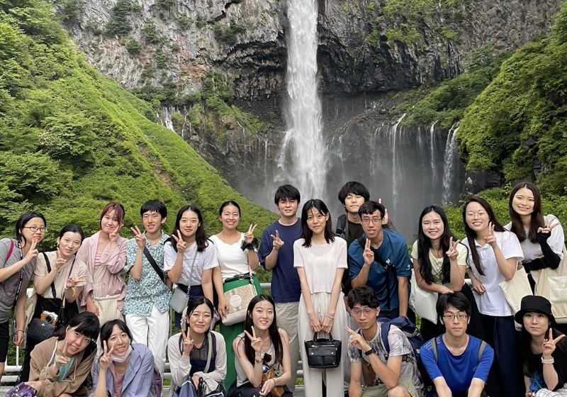 華厳滝にて、留学生とともに