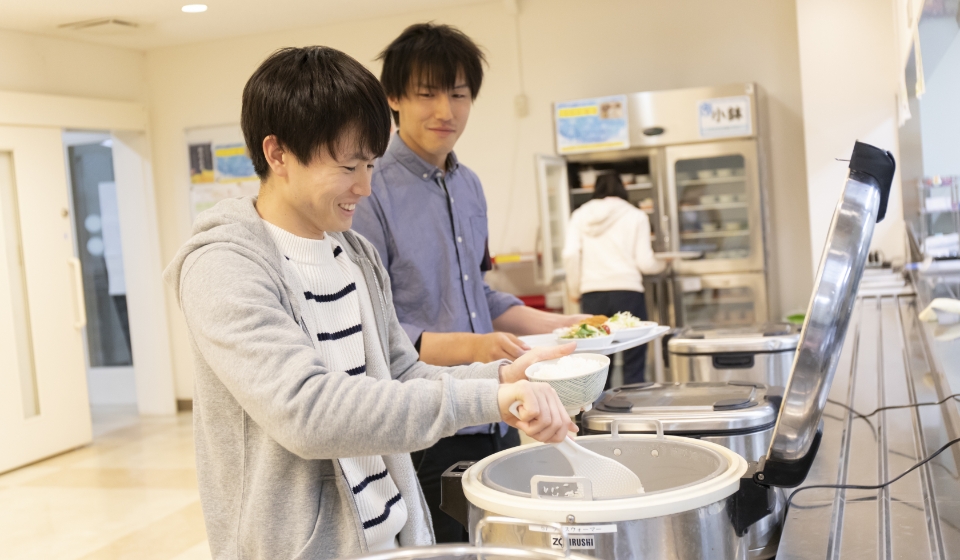 ご飯を好きなだけ盛ります。