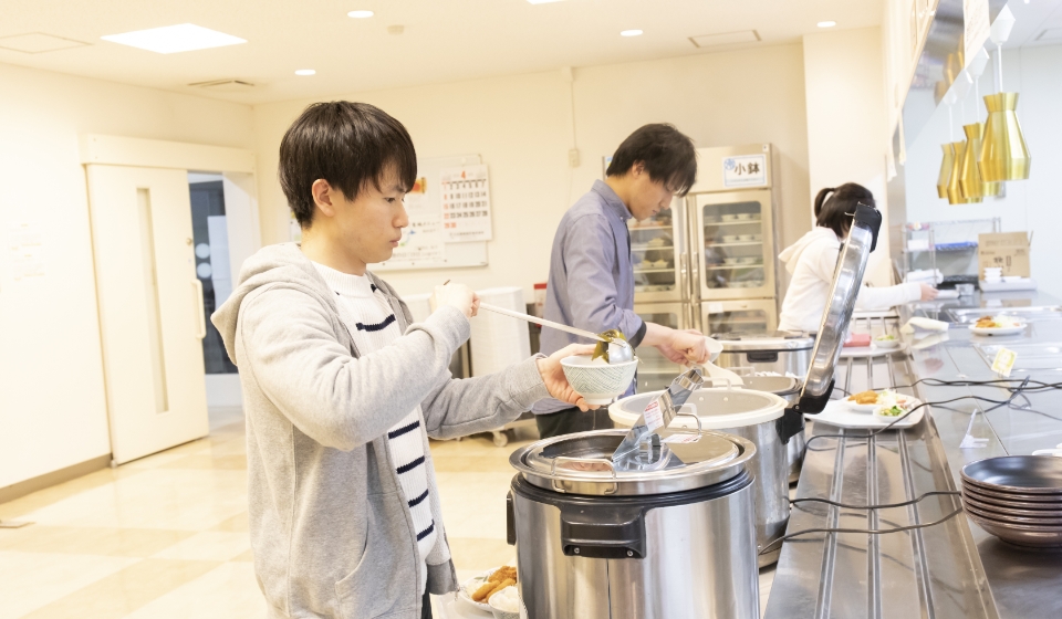 味噌汁も好きなだけ盛ります。今日はワカメ。