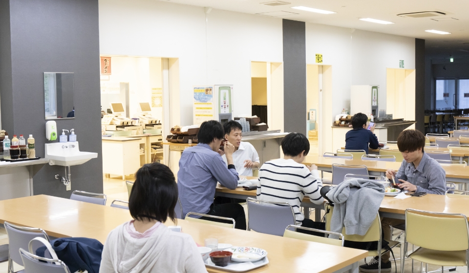 夕食は17時～21時までだから、実習で遅くなっても、部活終わりでも安心です！