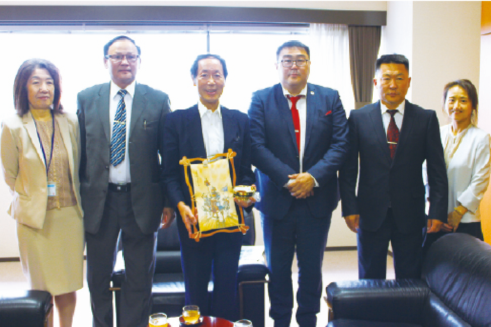 モンゴル国立医科大学ダルハン校等の学部長が本学学長を表敬訪問