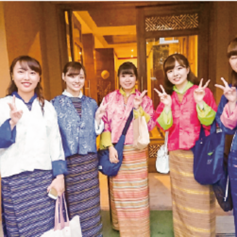 民族衣装を着て、ブータン医科大学で催された学生との交流会に参加