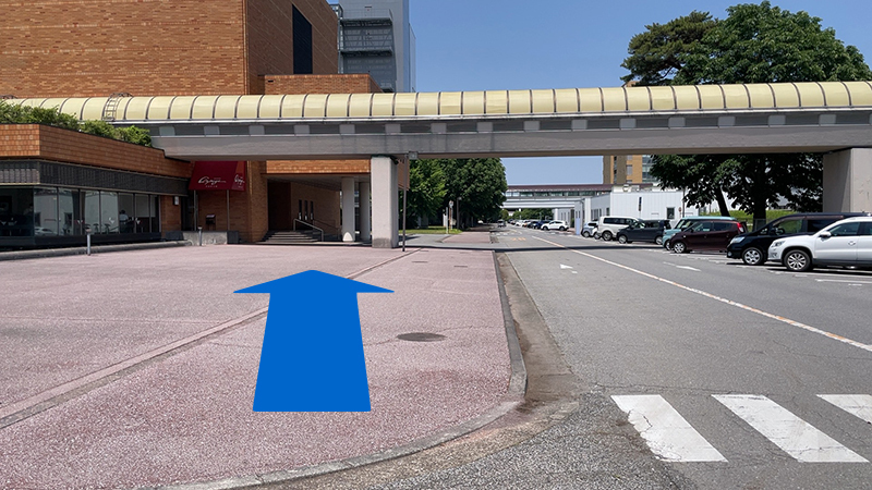 横断歩道を渡ってください。