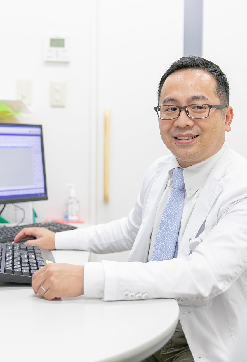 診察室でデスクに向かう医師の写真