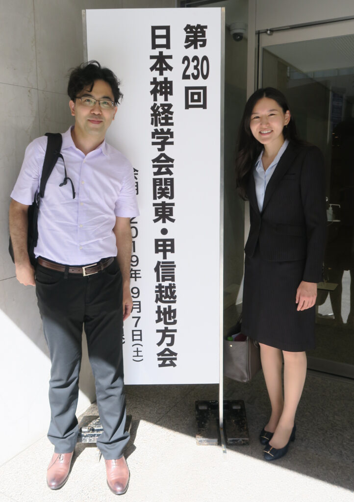 指導医の益子先生 (写真左) と一緒に発表後の様子