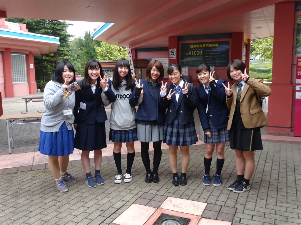 女子高校生旅行集合写真 
